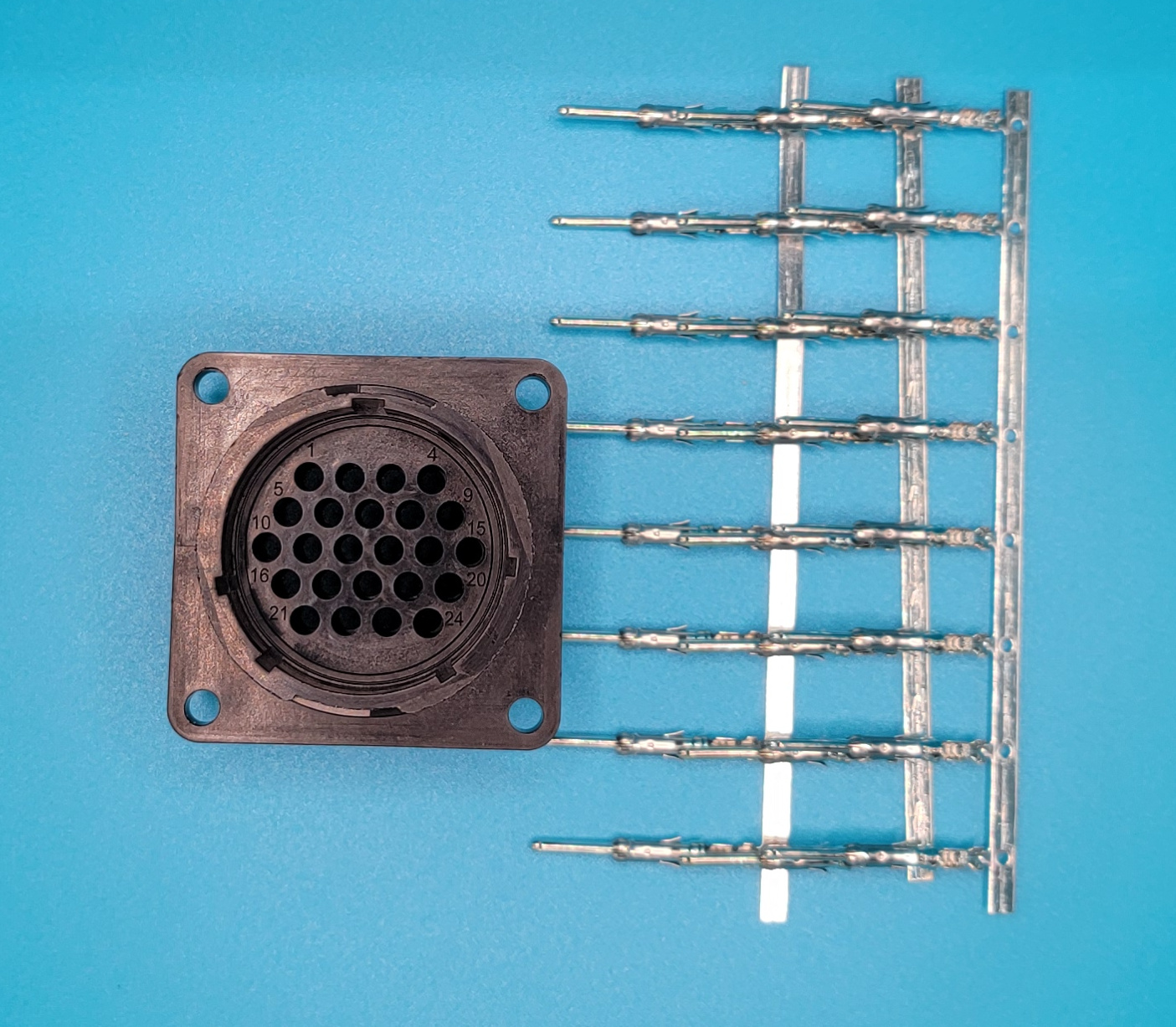 AMP 206838-1 | 24 Terminal CPC Standard Sex Flange Receptacle